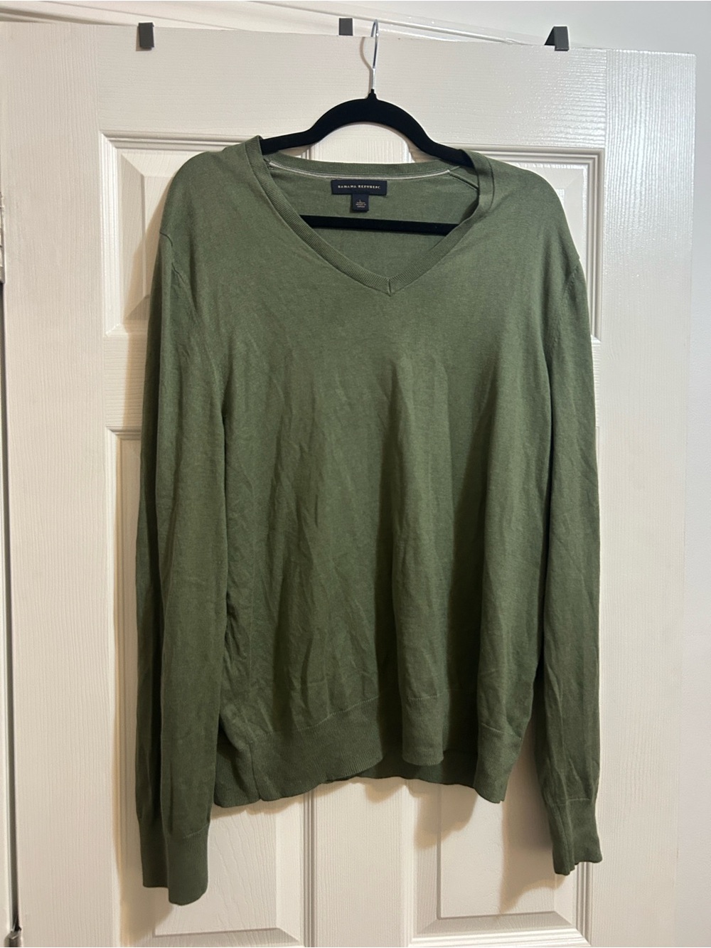 Banana Republic Men's V-Neck Sweater in Olive Green